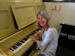 Sunna and the yellow piano